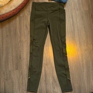 Green lululemon leggings mesh sides with pockets.
